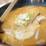石狩生まれ札幌育ち！コクと旨みが押しよせる行列人気店「らーめん信玄」