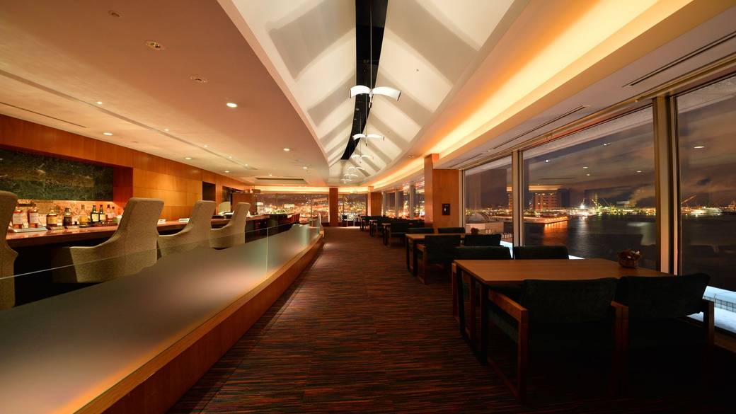 煌めく夜景とともに
バーでお酒を一杯 / 2