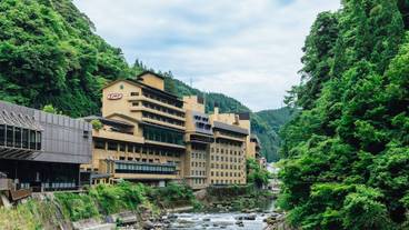 施設の正面 (日没後) / 1