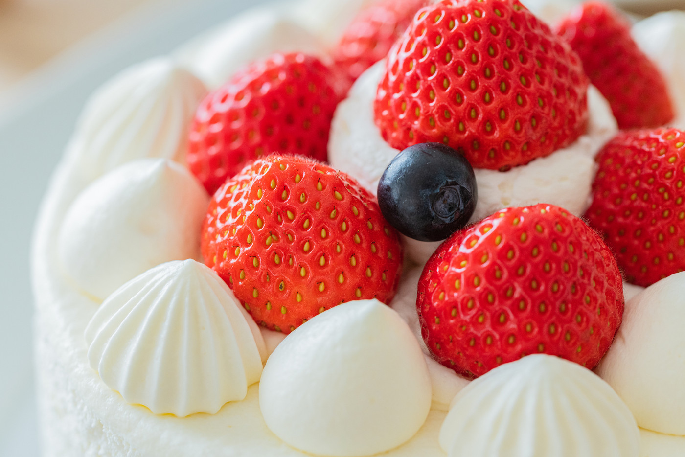 苺のショートケーキ ホールケーキ 木目テーブルクローズアップ素材