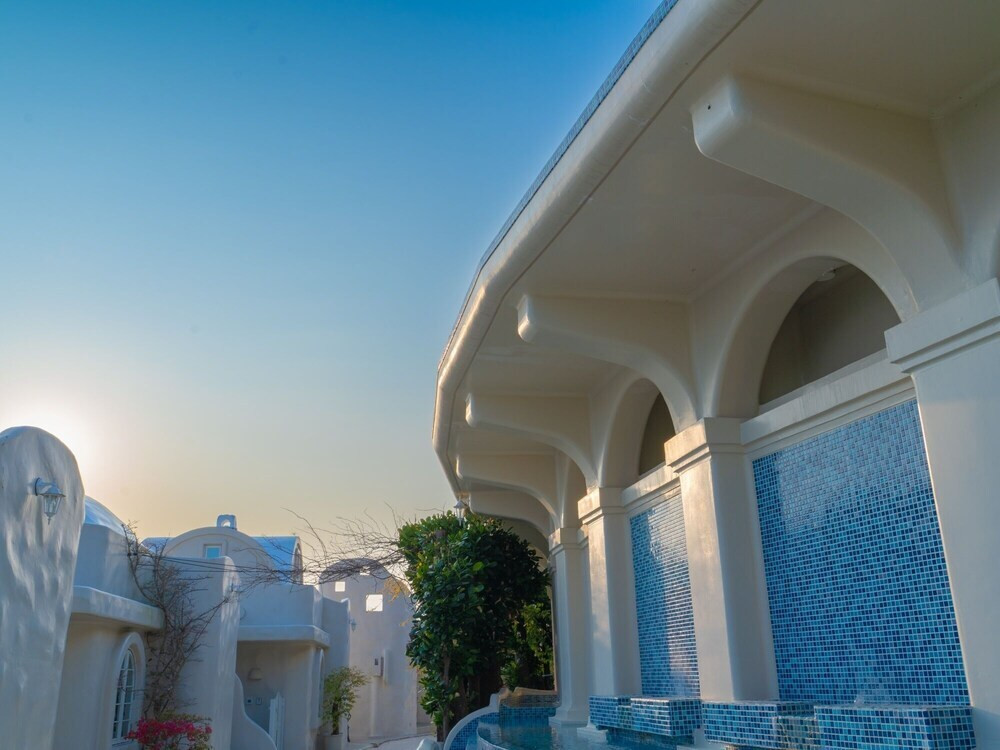 施設の正面 (日没後)