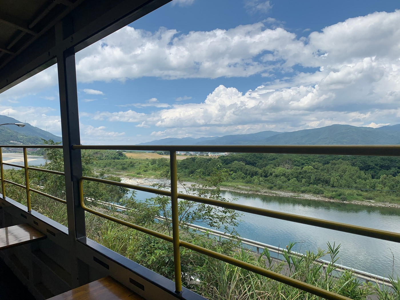 吉野川の爽やかな風を感じる「藍よしのがわトロッコ」2471485