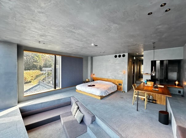 温もりのある木の家具や間接照明が、心地良いアクセントに / 5