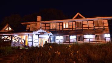 施設の正面 (日没後) / 3