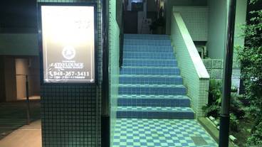 施設の正面 (日没後) / 2