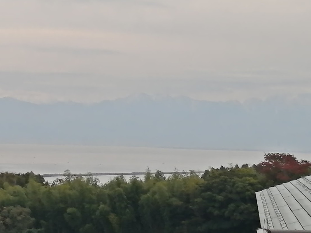 霞んだ立山連峰
