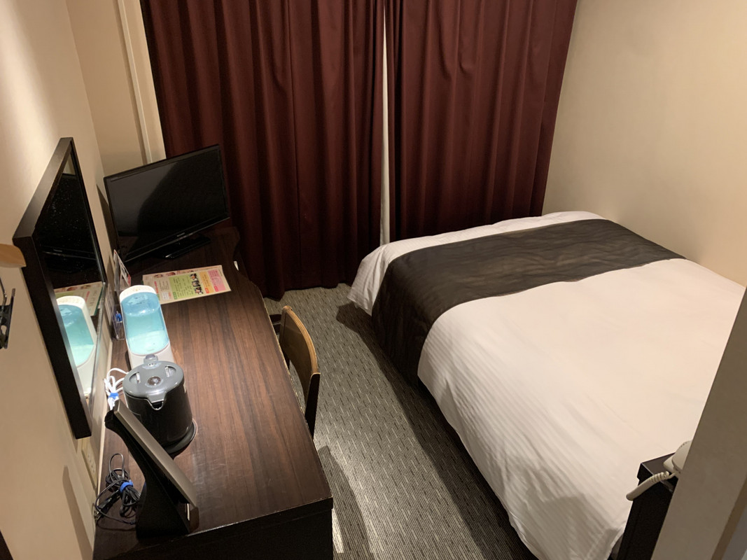 シングルルーム。広くはないですがベッドはゆったりめ