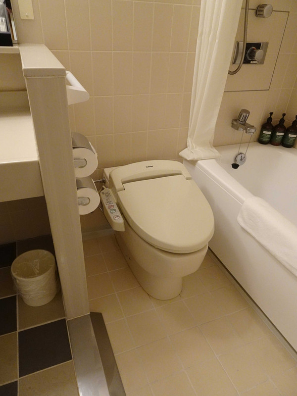 バスとトイレ、古いけど高級な造り