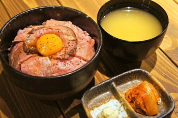 「MILITARY×CAFE TRIGGER HAPPY」料理 1076980 ローストビーフ丼（ランチ限定セット）