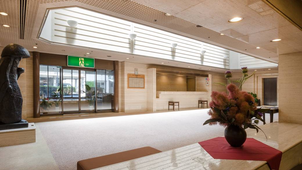 高い天井の吹き抜けが
非日常を演出 / 2