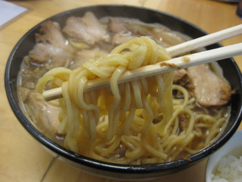 「北大塚ラーメン」料理 600367 お肉の下にはたっぷり麺が