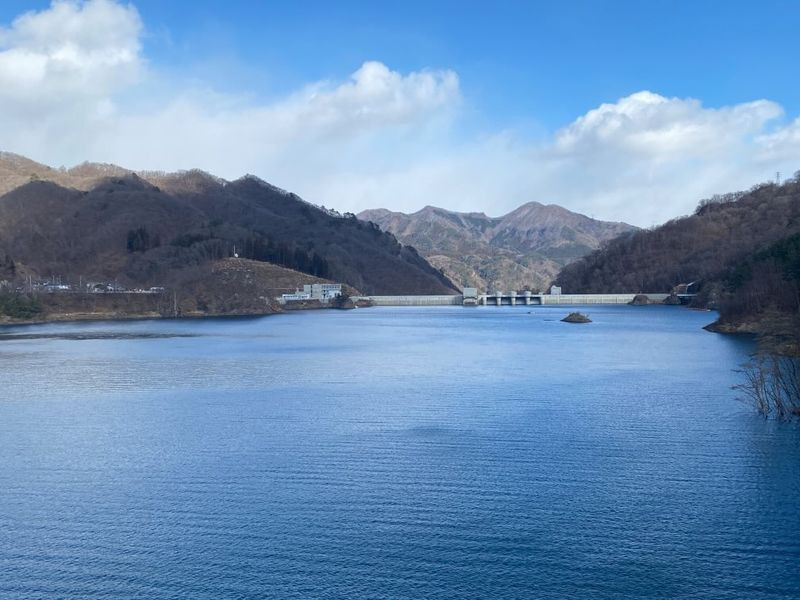 「八ッ場ダム」と、そのダム湖「八ッ場あがつま湖」。展望台やダム下に降りられる観光用エレベーター、水陸両用バスツアーなどがあり、雄大な風景を楽しめる(※一部施設は冬季閉鎖) / 1