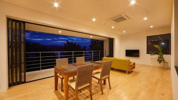 客室内のダイニングエリア / 7