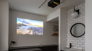 [専用シャワーブース・トイレ付き] シアタールーム (ベッドサイズ140 cm)