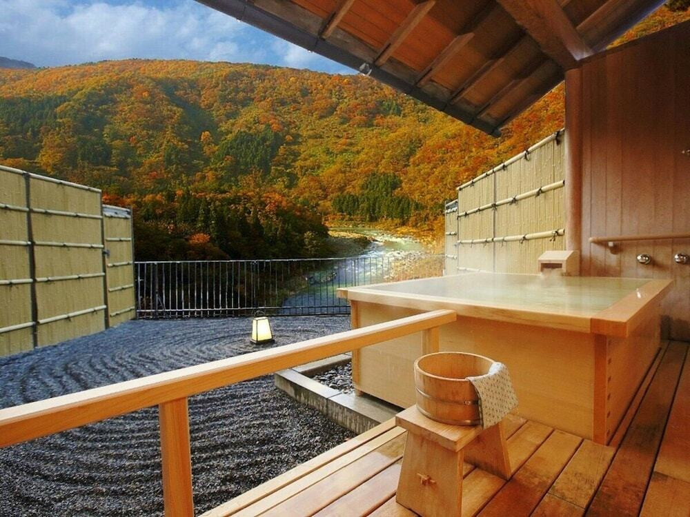 阿賀川の渓流を望みつつ、源泉掛け流しの温泉を堪能3994883