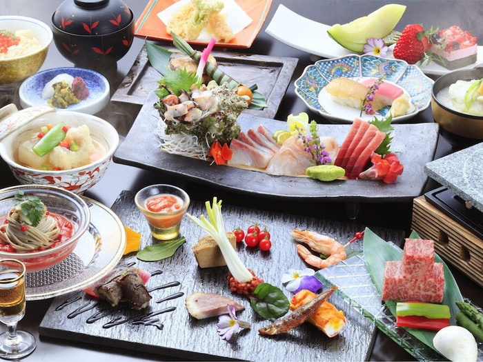 夕食は、見た目にも美しい懐石料理。箱根西麓の野菜や伊豆の沼津港の魚介などを味わう贅沢な一人時間を満喫して