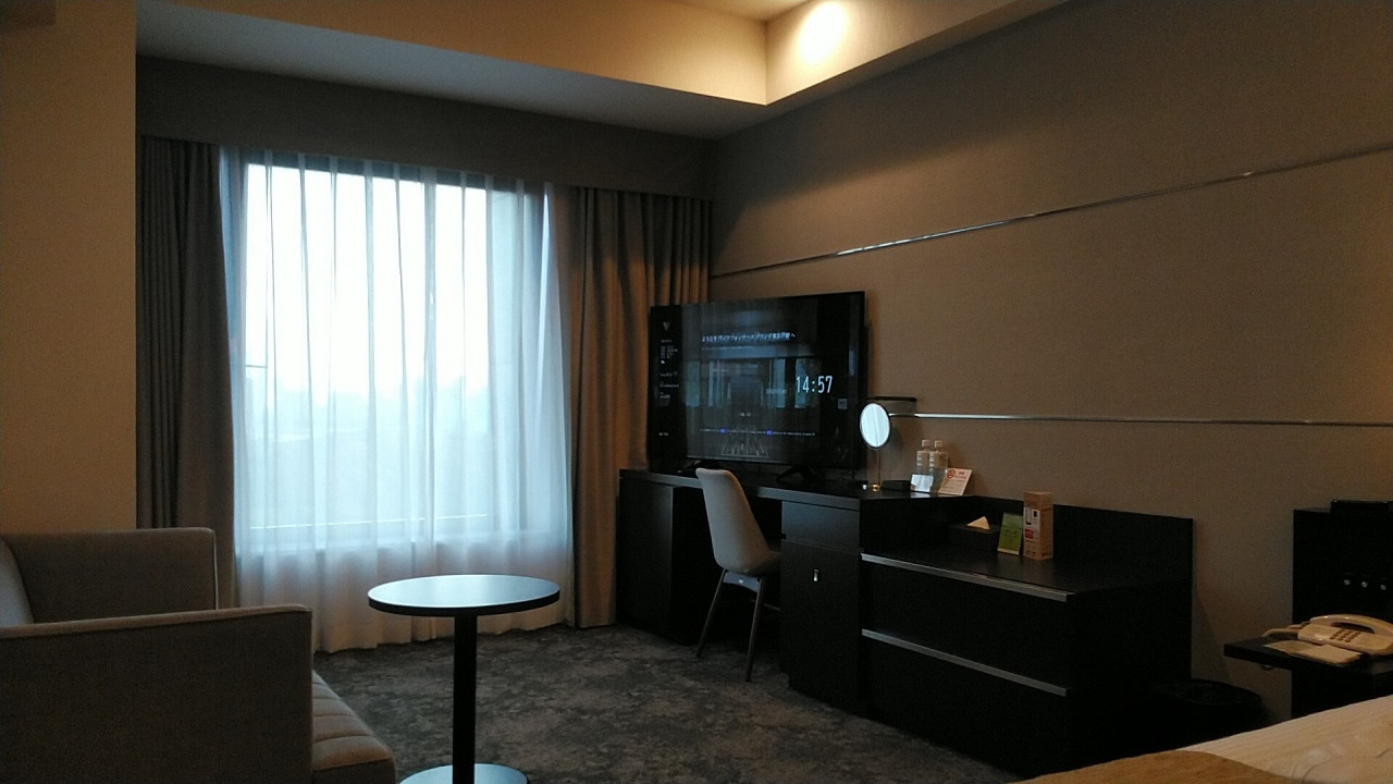 不要に大きなテレビ、テレワークのスペースもコンセントも無しｗ