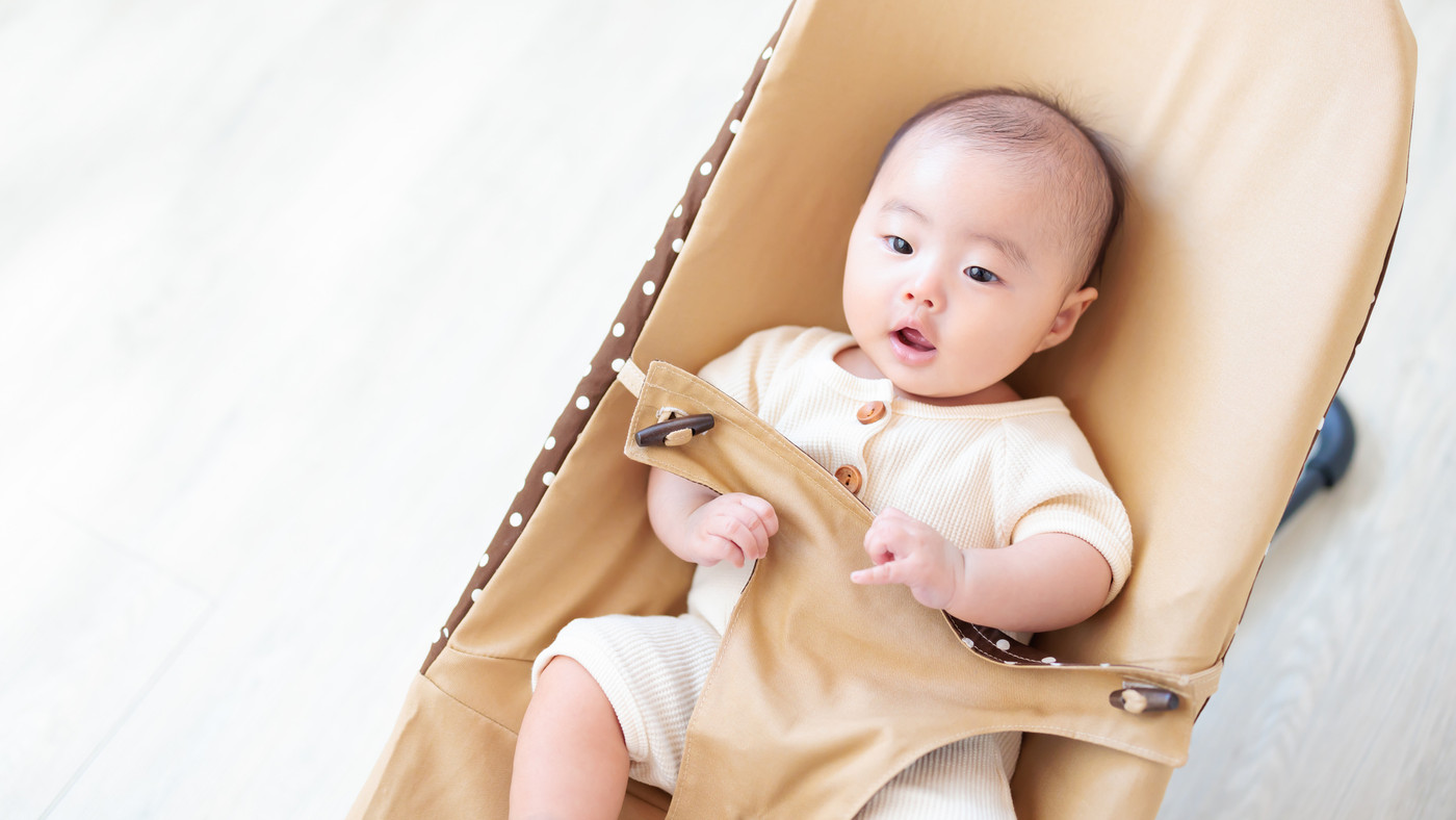 バウンサーに座る赤ちゃん