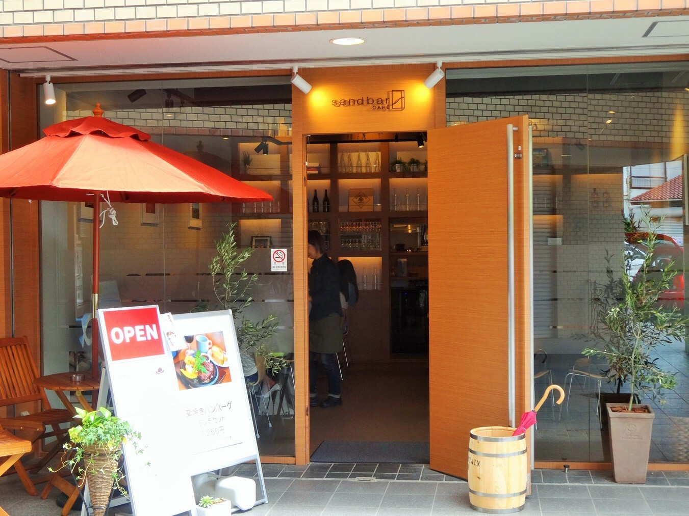 「STEAK HOUSE sandbar 辻堂海岸サーファー通り店」外観 19704 店頭