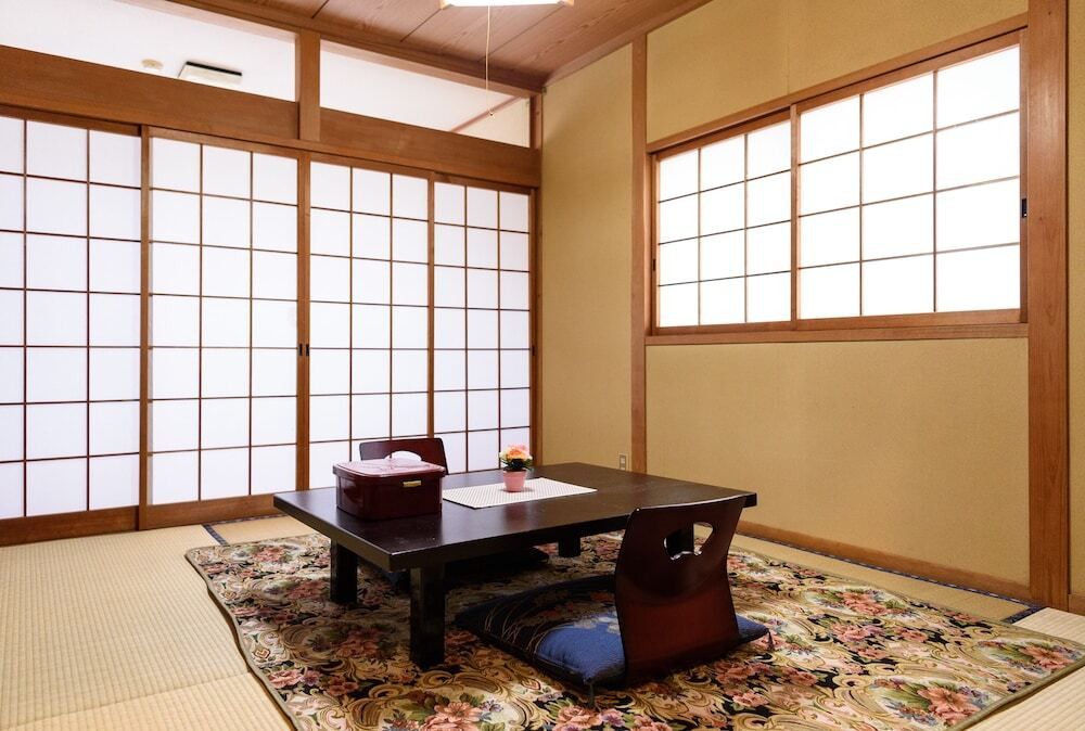 客室内のダイニングエリア