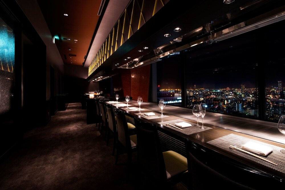 12本の真っ赤なバラの花束と婚約指輪のケース