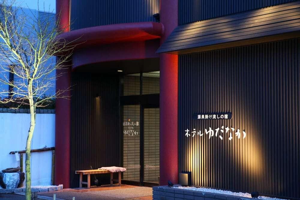 施設の正面 (日没後)