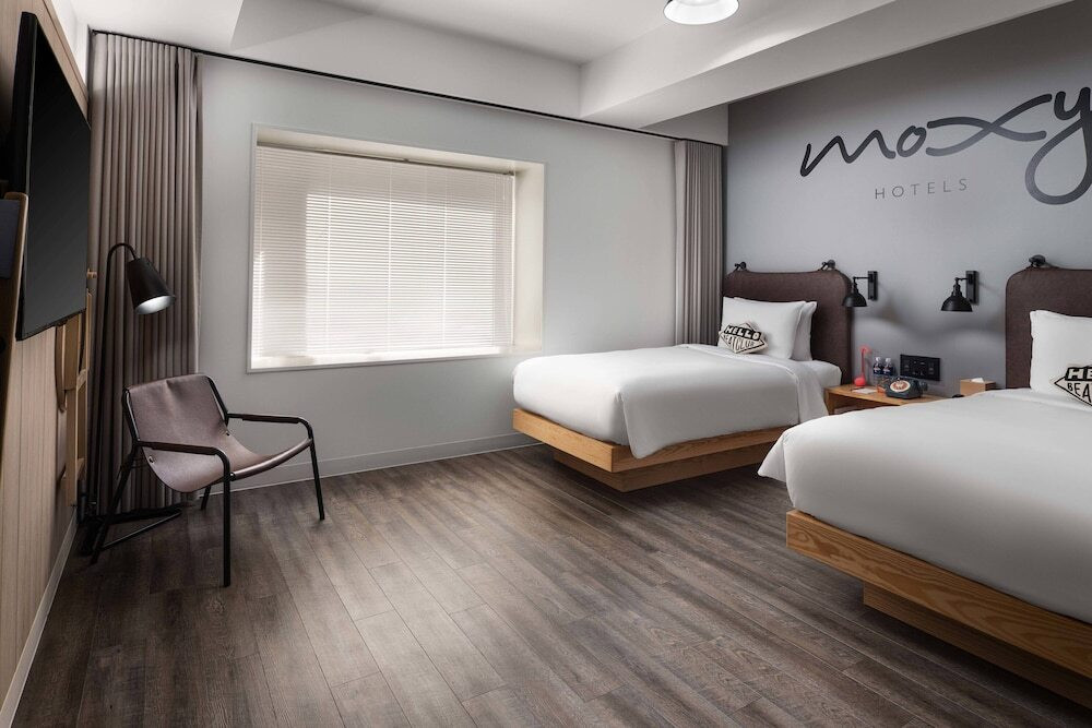 おしゃれなお部屋とふかふかのベッド3481582