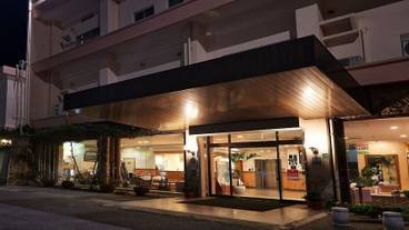 施設の正面 (日没後) / 5