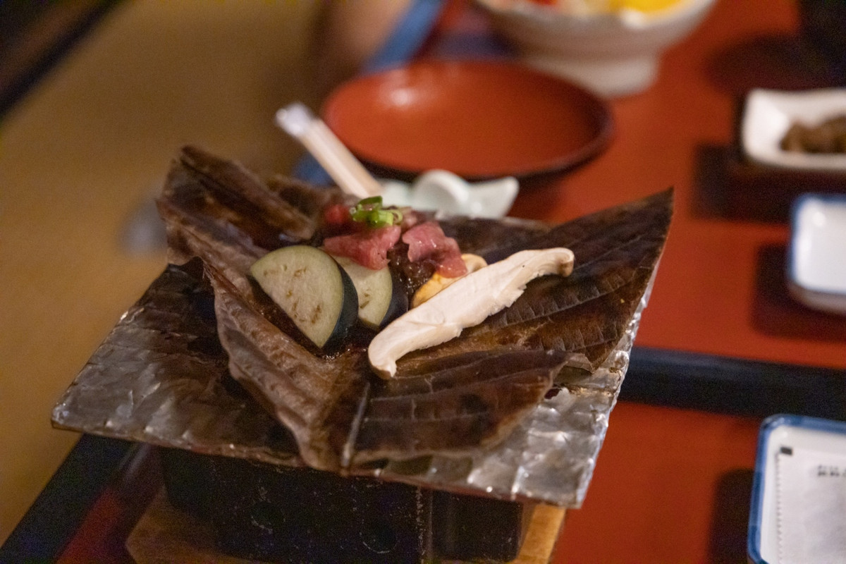 飛騨名物の朴葉味噌焼き
