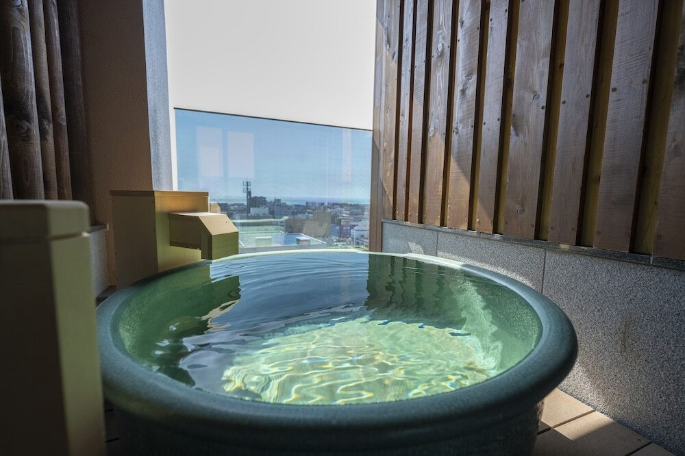 無料貸切風呂／昼の陶器風呂