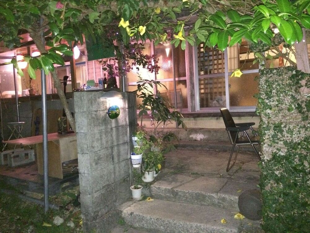 施設の正面 (日没後)