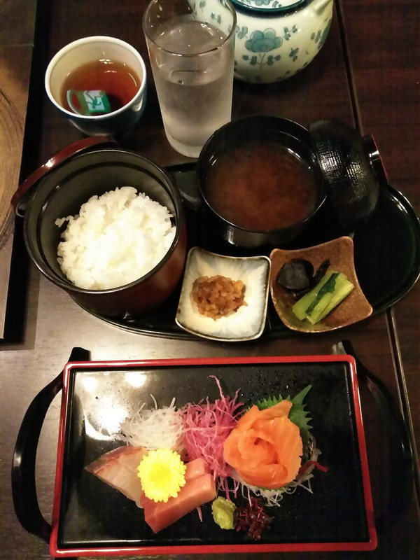 夕食。他に鮎の塩焼き、天ぷら、デザートが付きます。