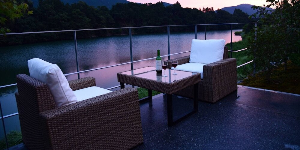 湖が目の前に広がる、自分達だけの静かな空間3644175