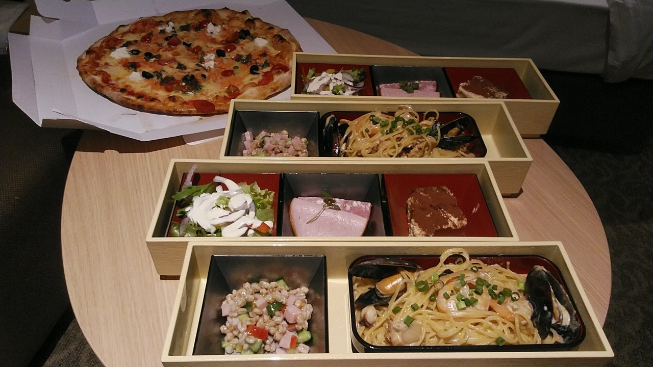 2日目朝食会場からのテイクアウト重とピザ