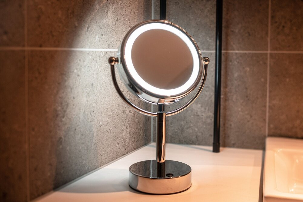 【一部客室】　ライト付きハリウッドミラー