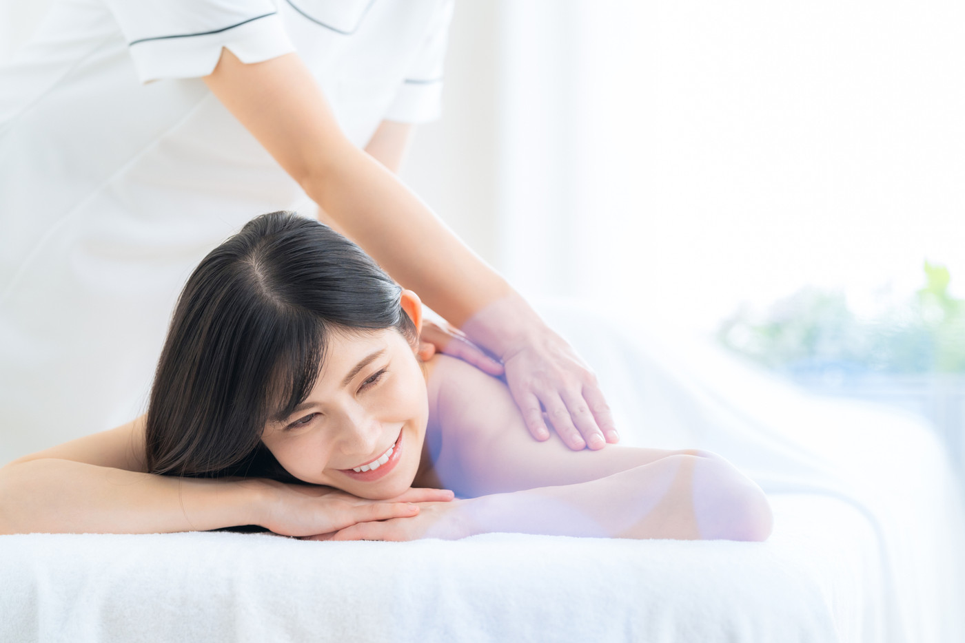 エステサロンでスキンケアをするミドルの女性