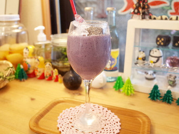 「パンダジュース」 ドリンク 43993717 バナナブルーベリー豆乳黒ゴマの紫のジュース(470円)