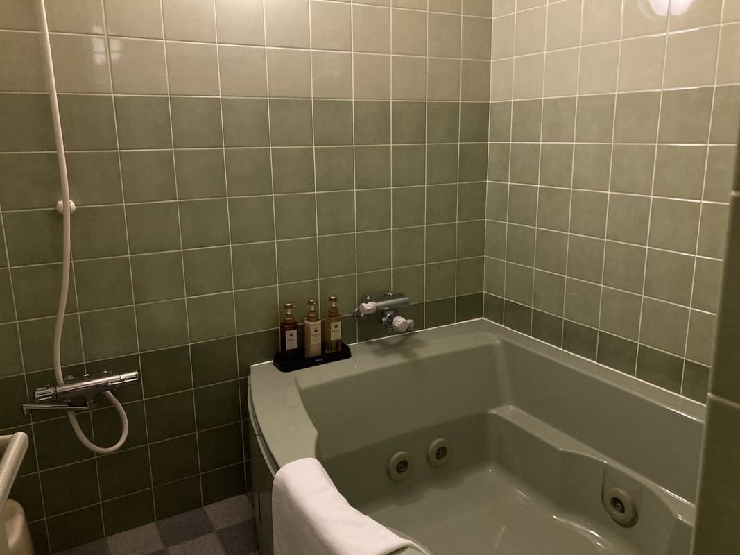 ジャグジーはもう使えません。暗く感じるタイルの色の問題かな？