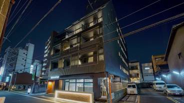 施設の正面 (日没後) / 3