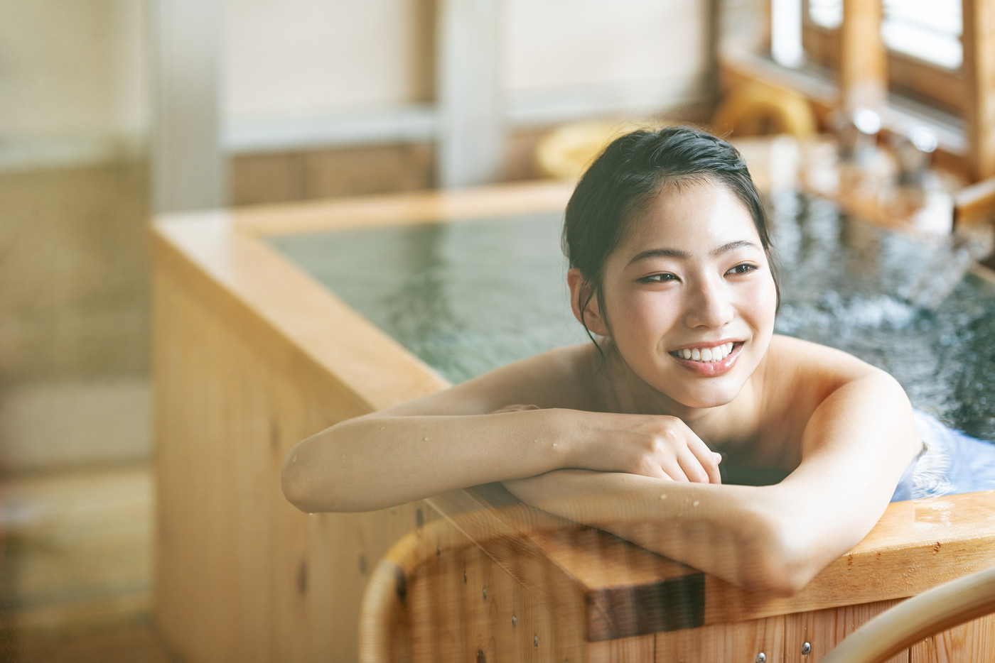 檜風呂に入る女性