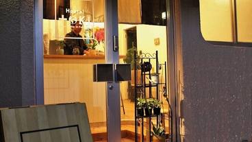 施設の正面 (日没後) / 2