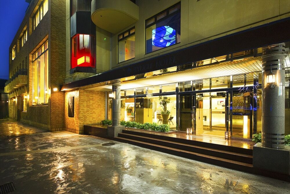 施設の正面 (日没後)