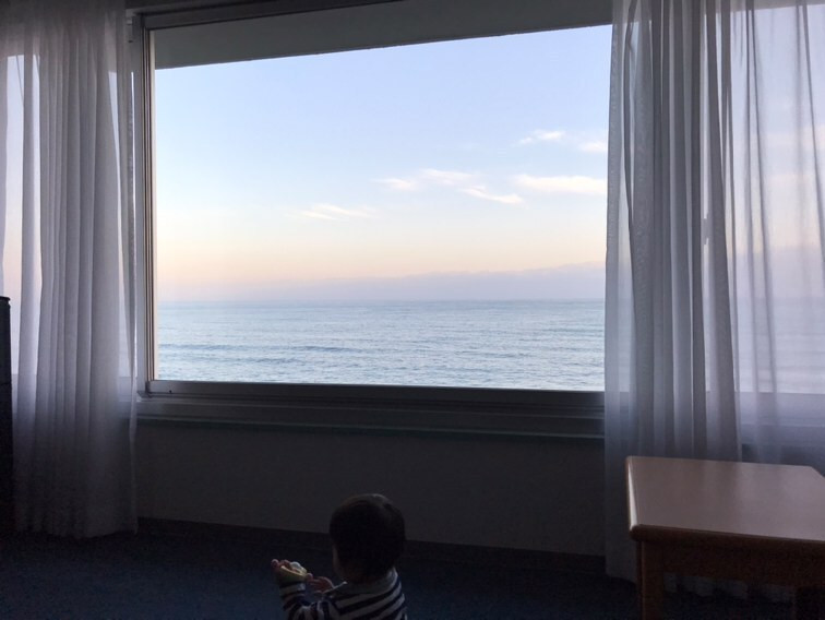 お部屋で窓いっぱいの海が見られました。