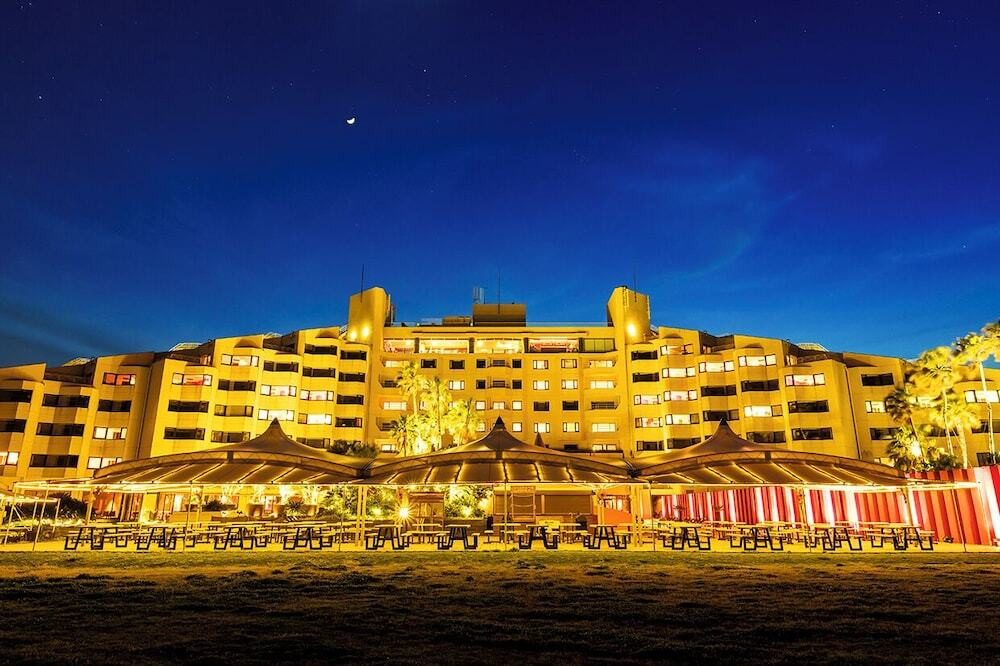 施設の正面 (日没後)