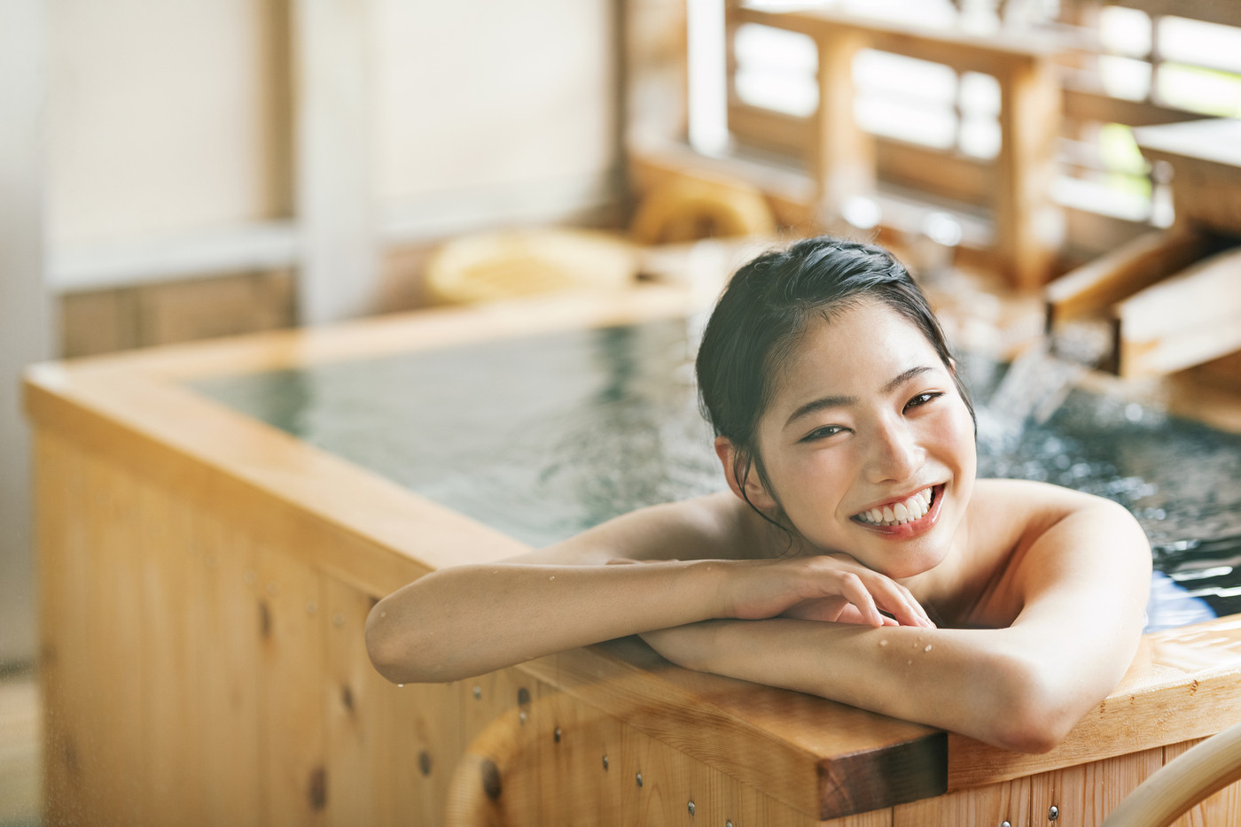 檜風呂に入る女性