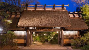 施設の正面 (日没後) / 6