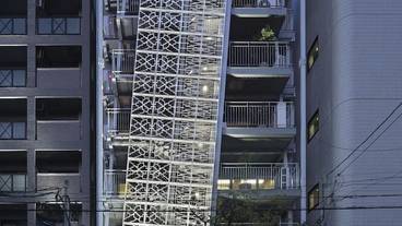 施設の正面 (日没後) / 1