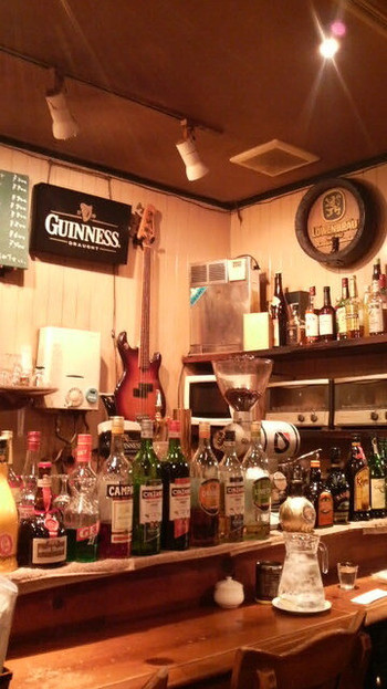 「KANARIYA 本店」内観 1240979 。カウンター席４人。