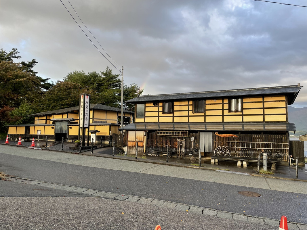 貸切風呂と露天風呂。宿からは一旦外に出る必要有り