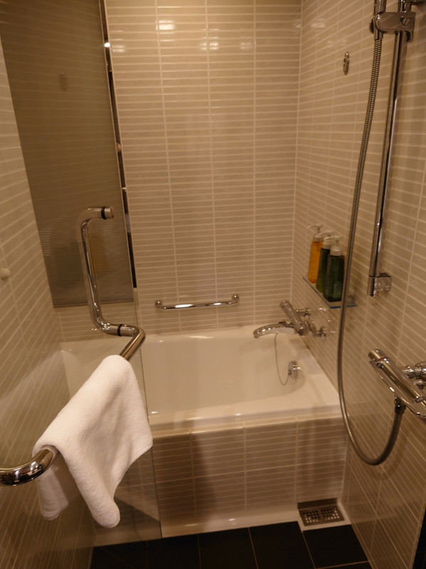 狭いけどシャワー最高